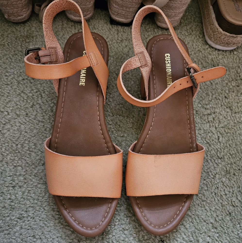 Cushionaire Sandal SZ 7.5